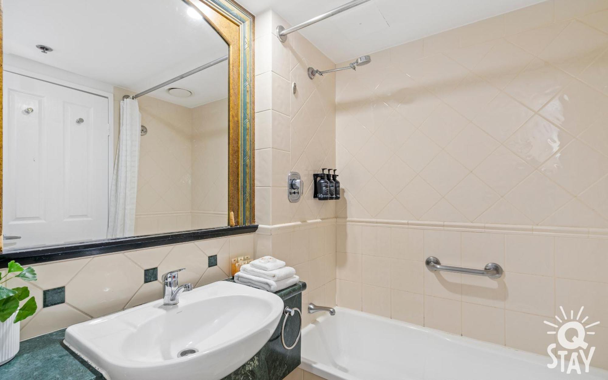 Legends Surfers Paradise Mid Week Madness Deal - Q Stay Голд-Кост Экстерьер фото